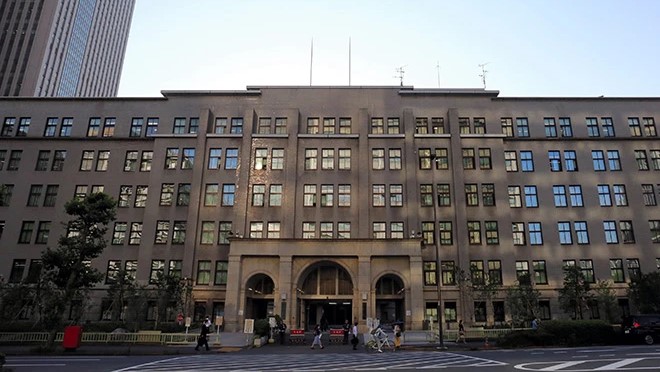 L'edificio del Ministero delle Finanze nel quartiere Chiyoda di Tokyo nel 2020 - foto Asahi Shimbun