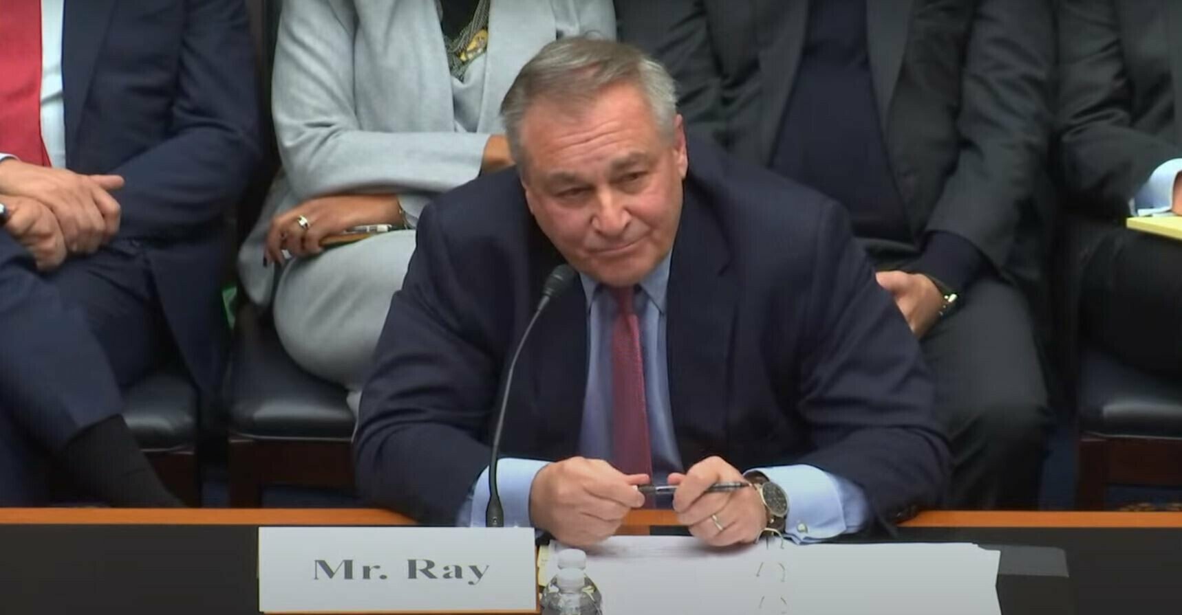 John J. Ray III a una seduta della U.S. House Committee on Financial Services - Fonte: uno screenshot video da YouTube
