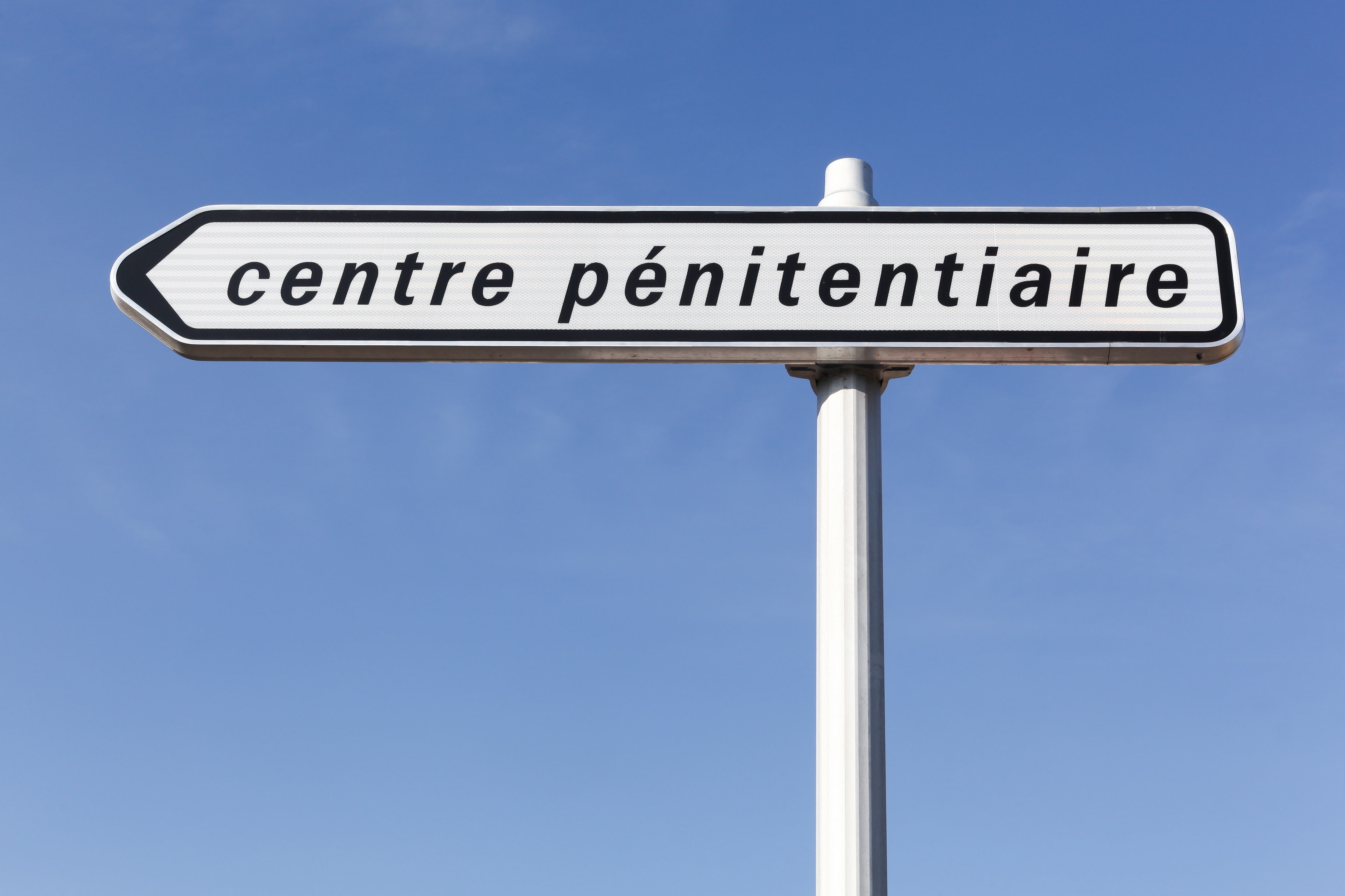 A street sign reading "centre p&eacute;nitentiaire" (meaning "prison" in French).