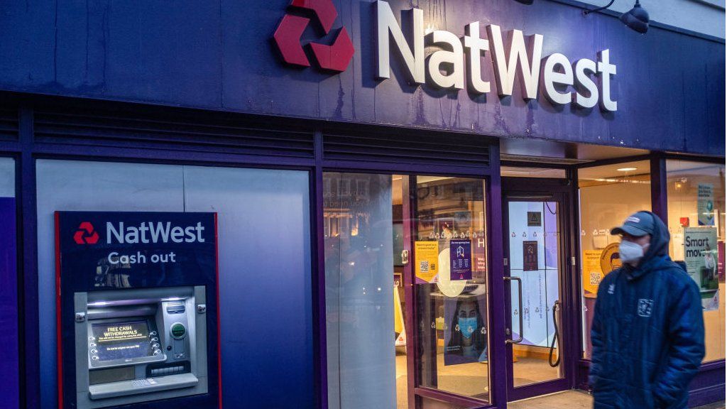 La banque NatWest impose une limite mensuelle de 6 000 dollars pour les paiements crypto invoquant des craintes de fraude