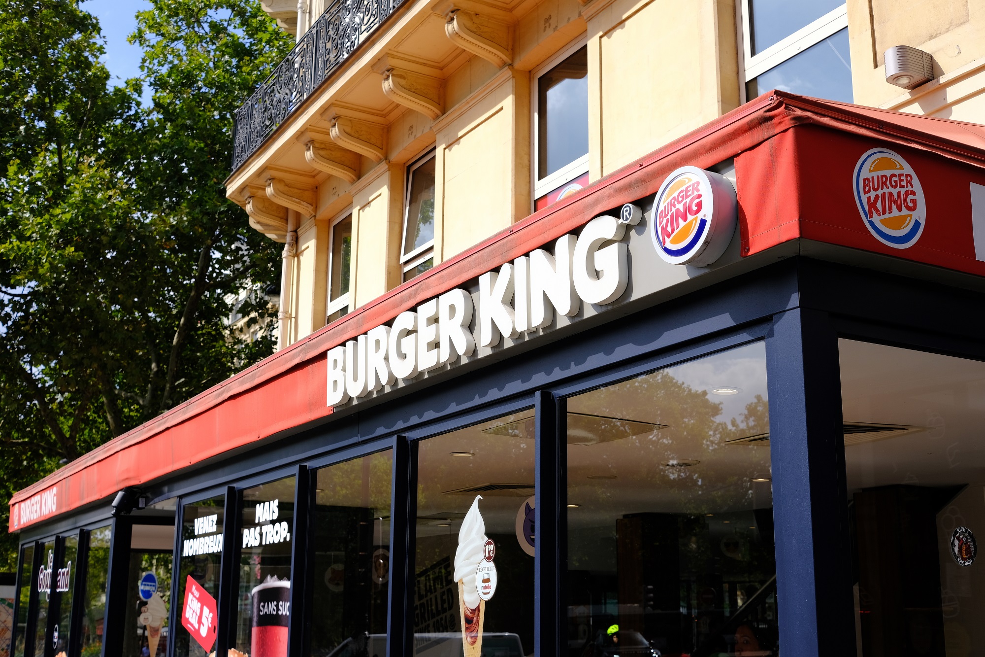 Paris, Fransa'da bir Burger King mağazasının dış cephesi.