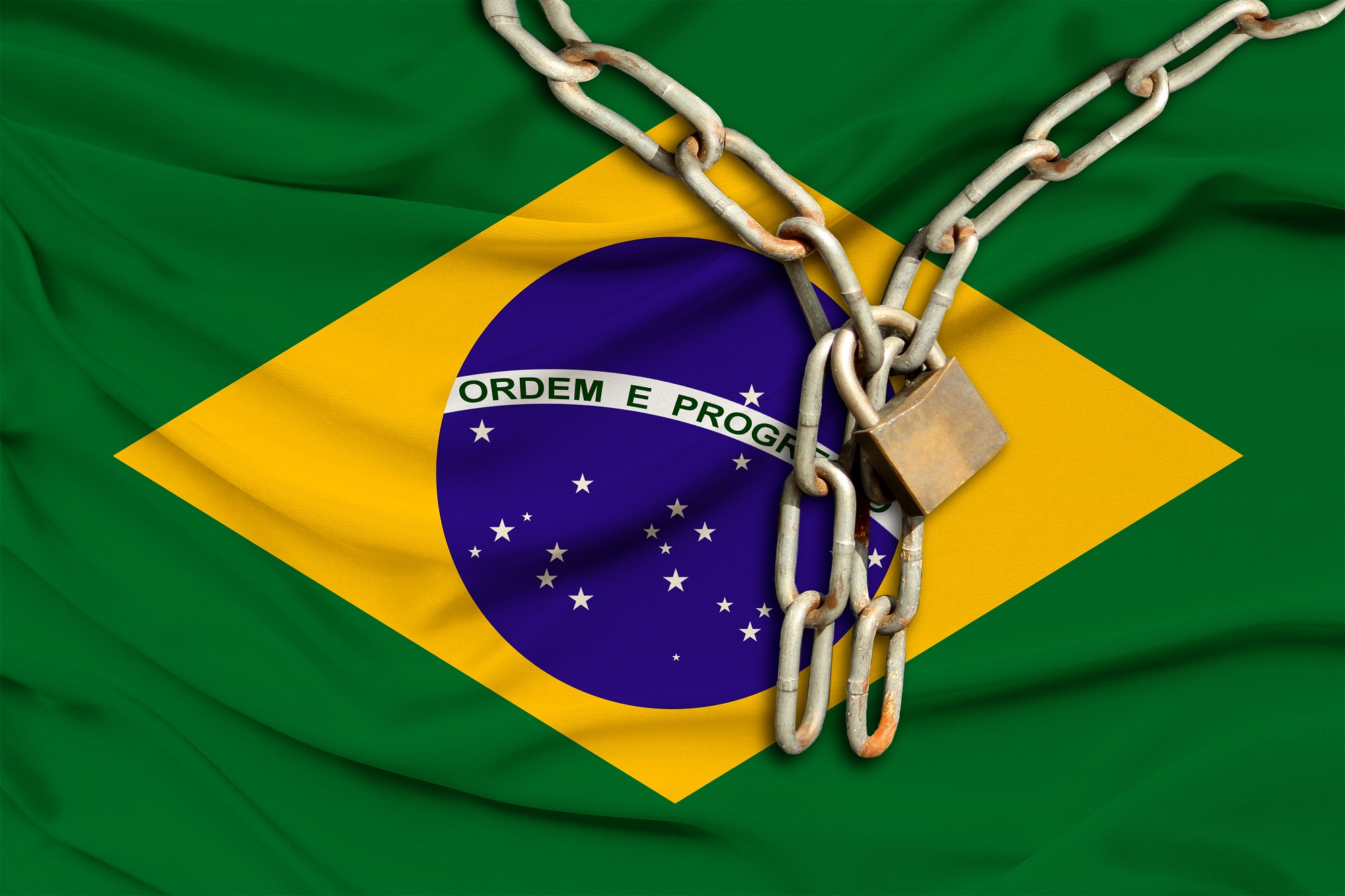 Brezilya bayrağının üzerinde metal bir zincir ve asma kilit var.