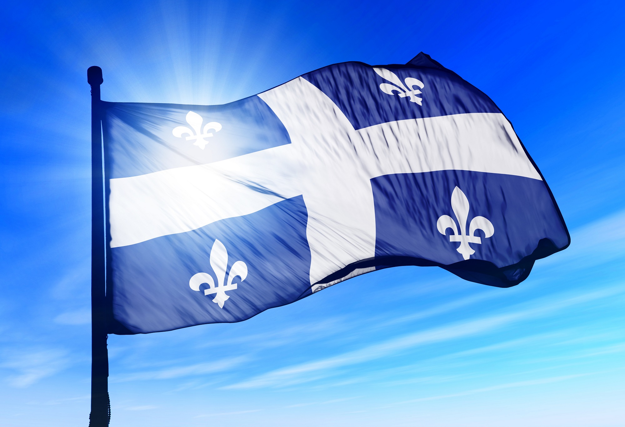 Bir bayrak direğine monte edilmiş Quebec, Kanada bayrağı.