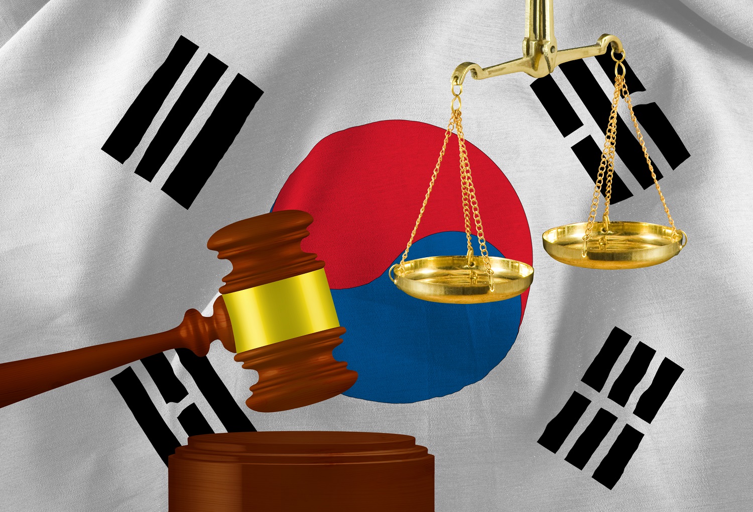 Güney Kore bayrağının arka planında bir yargıcın tokmağı ve terazisi.
