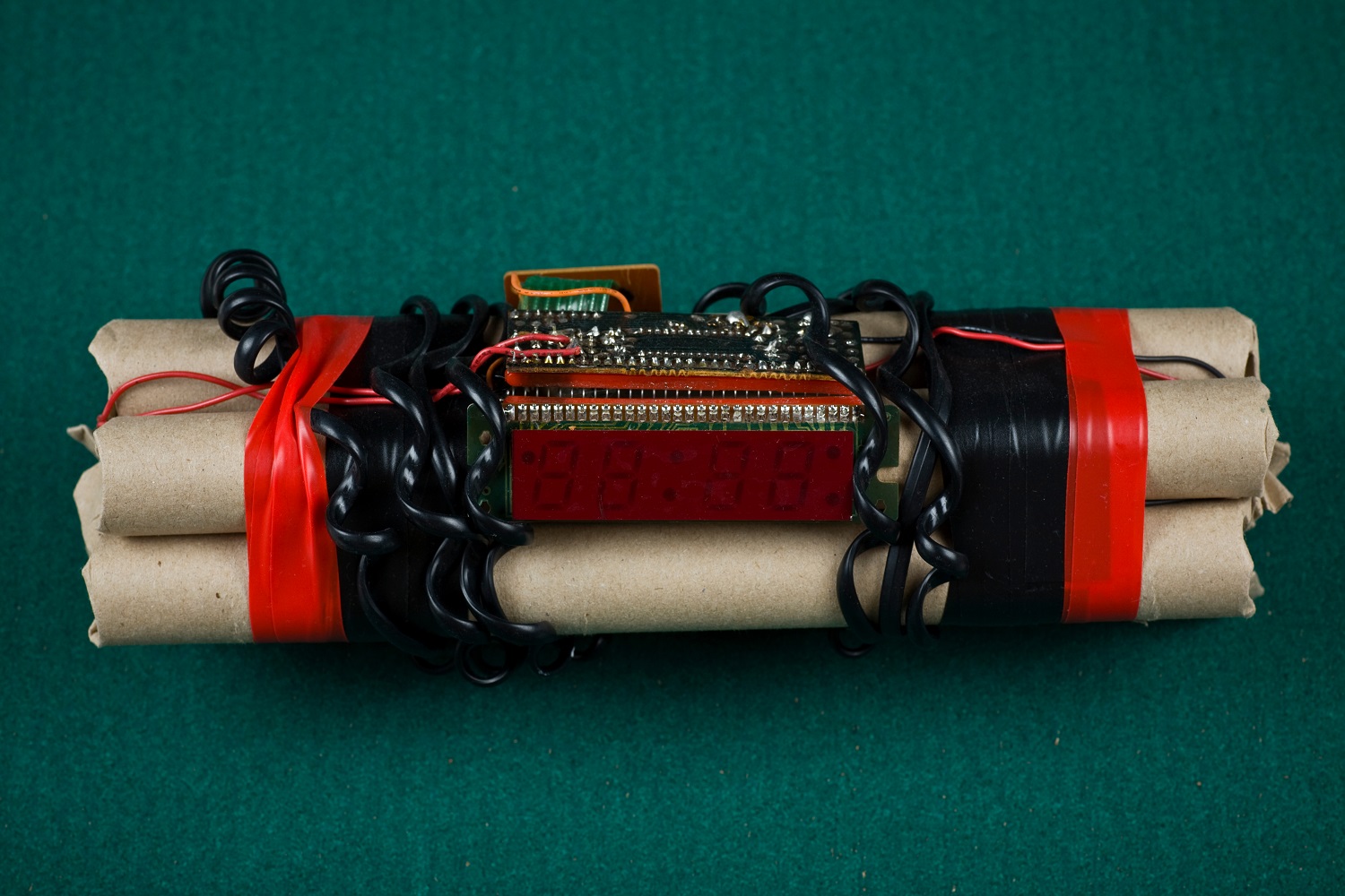 Dinamit çubukları, dijital zamanlayıcı, teller ve koli bandı içeren ev yapımı bir bomba.