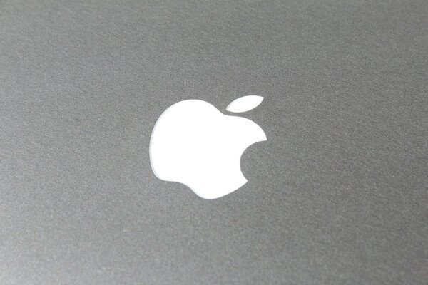 شركة آبل (Apple) تعتزم إزالة الورقة البيضاء الخاصّة ببيتكوين من أجهزة Macbook في التحديث القادم – إليكم السبب