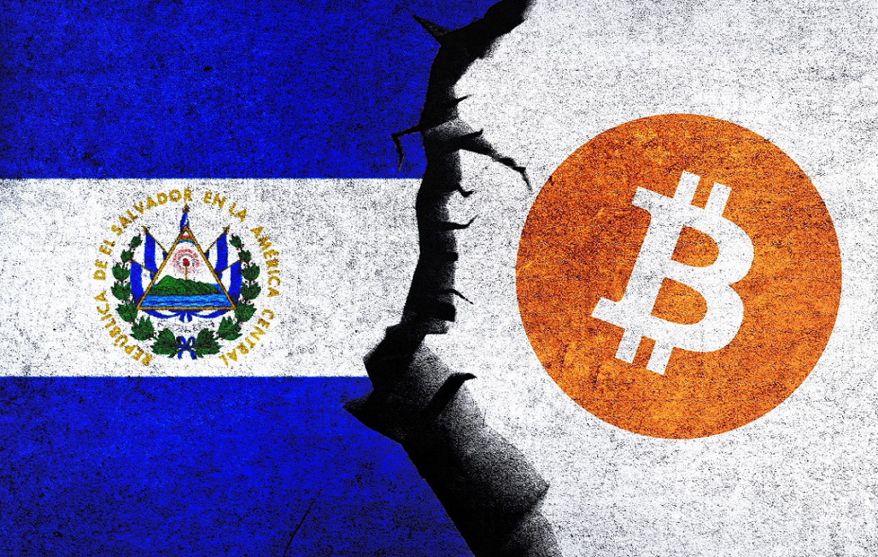 El Salvador bayrağının yanındaki Bitcoin logosu, aralarında bir çatlak bulunan bir duvarda.