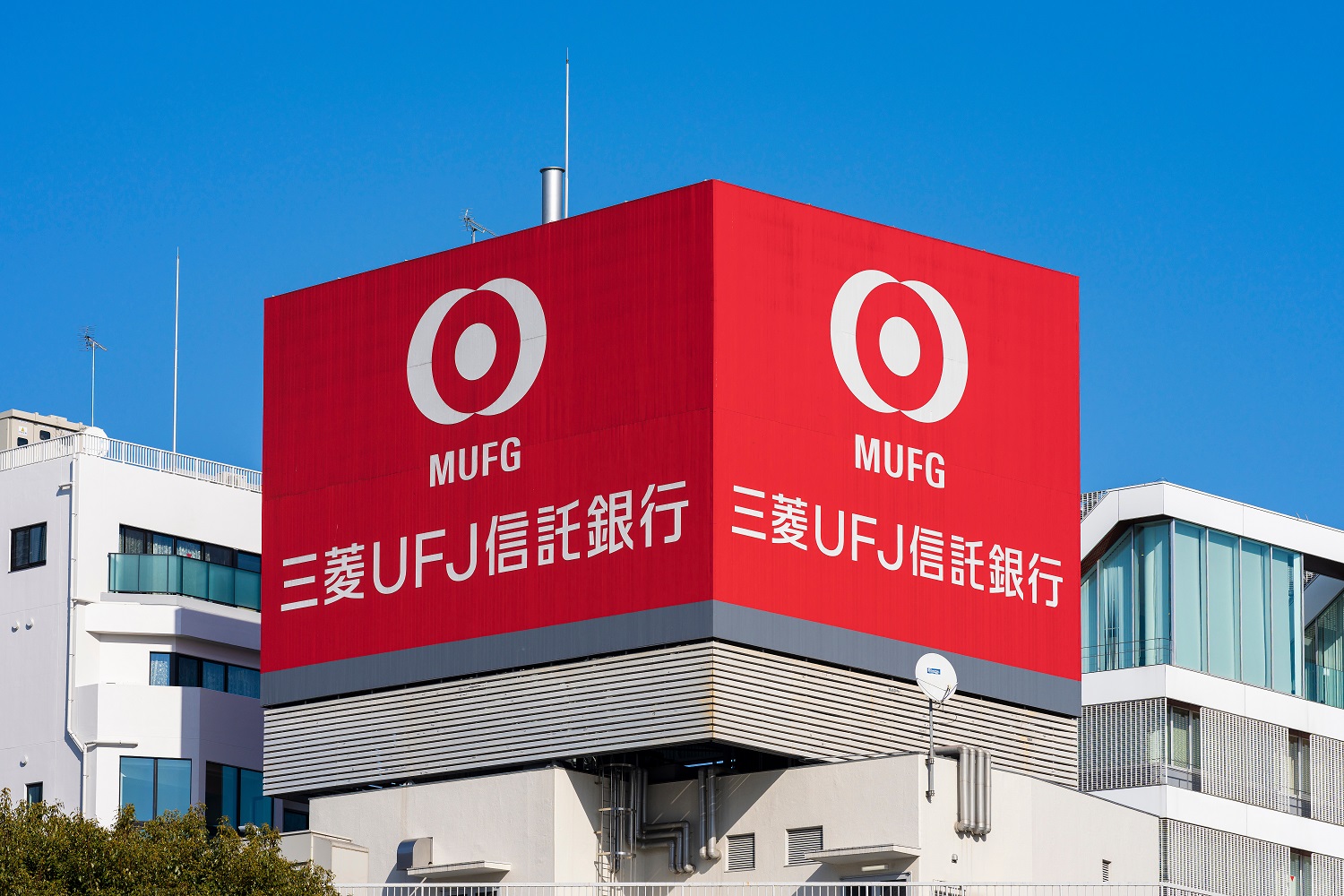 A Japanese building with the Mitsubishi UFJ logo displayed on its exterior.