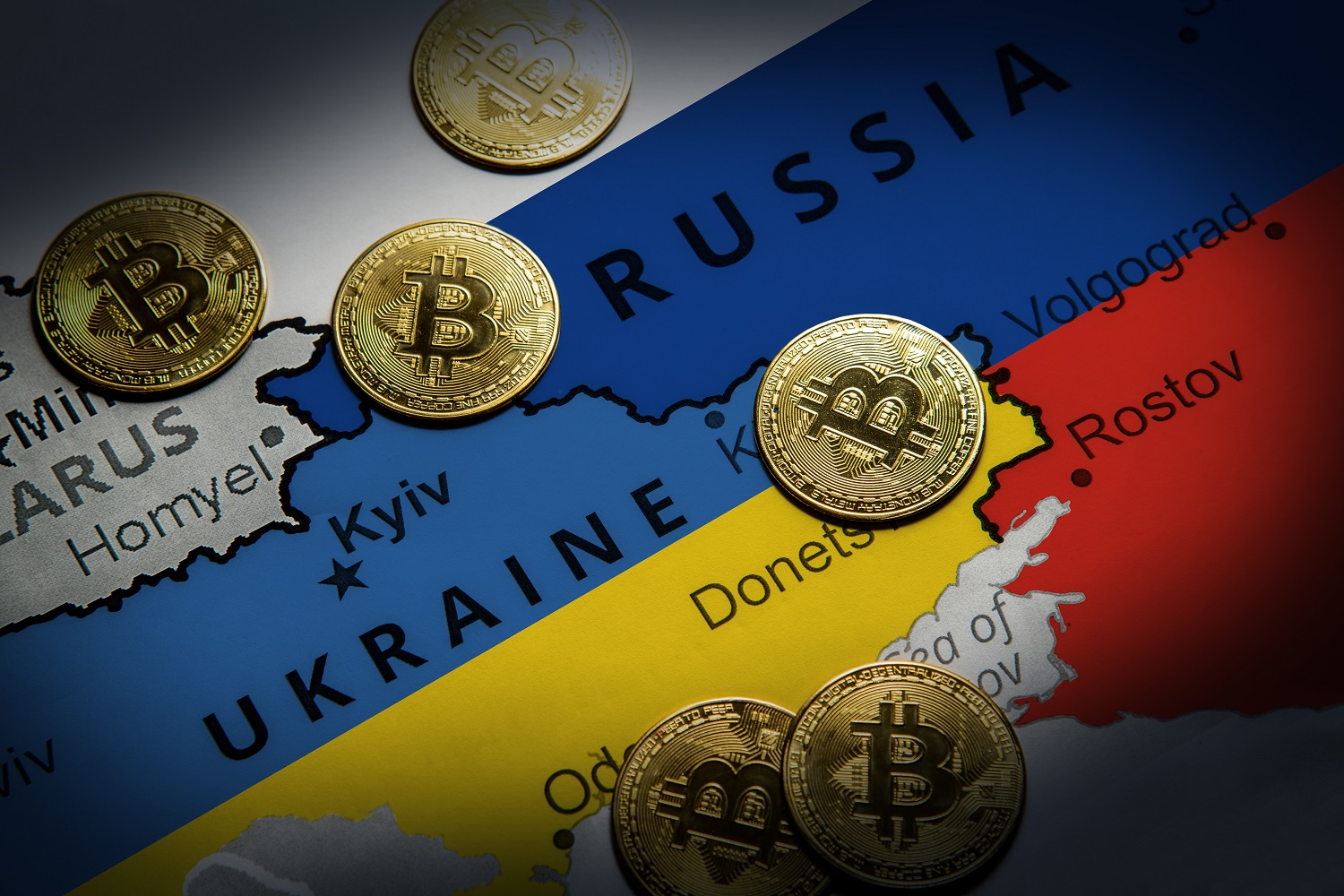 Các mã thông báo nhằm đại diện cho Bitcoin trên bản đồ của Nga và Ukraine, với mỗi quốc gia được tô màu theo màu quốc kỳ của quốc gia đó.
