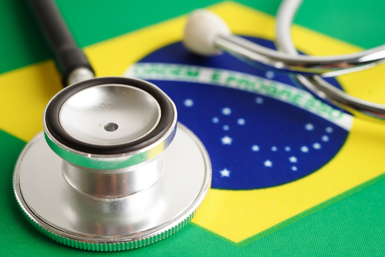 Một ống nghe nằm trên lá cờ của Brazil.