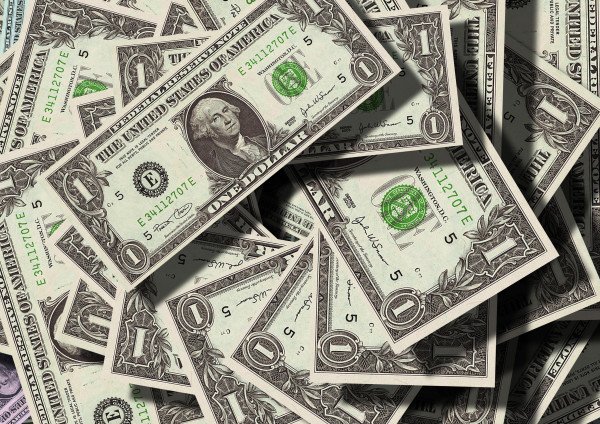 Доллар падает, крипта поднимается: причины, прогнозы, инвестиции