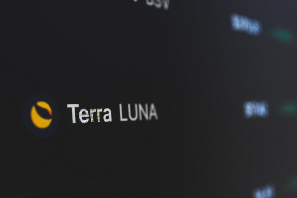Terra versucht, UST zu retten - Verschwörungstheorien im Umlauf